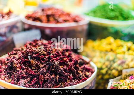 Varietà di spezie ed erbe sul mercato arabo di strada stalla. Souq Waqif a Doha, Qatar. Foto Stock