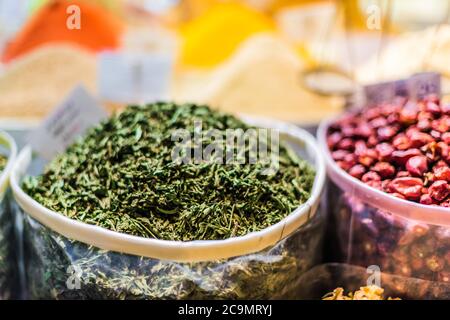 Varietà di spezie ed erbe sul mercato arabo di strada stalla. Souq Waqif a Doha, Qatar. Foto Stock