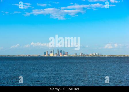 I grattacieli del centro di Tampa visti da Vinoy Park. Florida, Stati Uniti Foto Stock