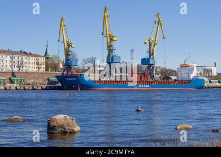 VYBORG, RUSSIA - 10 MAGGIO 2020: Singledecker polivalente 'Gomera' della compagnia di navigazione R.E.S. NOLEGGIO di carichi sul porto di Vyborg Foto Stock