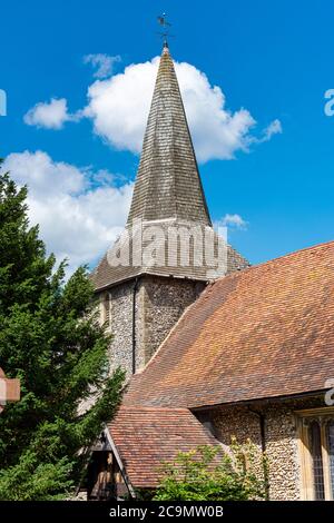 Chiesa di Santa Maria nel villaggio di Downe a Kent, Inghilterra. La meridiana sul lato della chiesa è un memoriale a Charles Darwin. Foto Stock