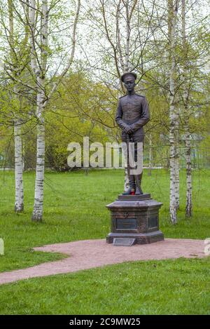 PUSHKIN, RUSSIA - 11 MAGGIO 2020: Vista del monumento al principe Romanov Oleg Konstantinovich, morto sul fronte della prima guerra mondiale, su una nuvolosa Foto Stock
