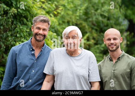 Ritratti di famiglia di tre generazioni Men Vista frontale Foto Stock