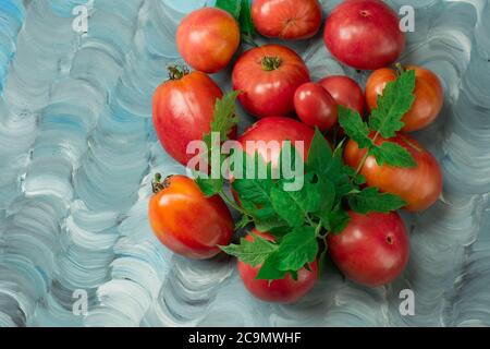 Le varietà di pomodoro hanno il nome Dwarf Firebird Sweet. Pomodoro fresco di manzo rosa maturo. Pomodori a forma di cuore grande Foto Stock