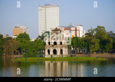 HANOI, VIETNAM - 13 DICEMBRE 2015: Vista del Tempio delle tartarughe sul lago Hoan Kiem in una giornata di sole Foto Stock