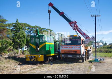 DALAT, VIETNAM - DEC 27, 2015: Ristrutturazione della locomotiva con l'aiuto della gru sul telaio della macchina russa Kamaz-64112 alla stazione ferroviaria Foto Stock