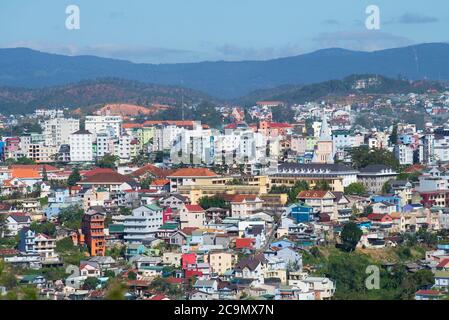 DA LAT, VIETNAM - 28 DICEMBRE 2015: Paesaggio della città di da Lat nella giornata di sole. Vista dall'alto Foto Stock