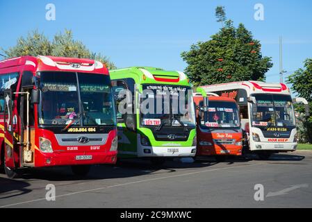 DA LAT, VIETNAM - 28 DICEMBRE 2015: Quattro autobus interurbani sul parcheggio del terminal dei trasporti interurbani Foto Stock