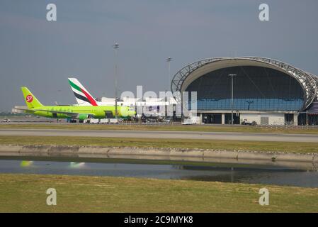 BANGKOK, TAILANDIA - 11 DICEMBRE 2016: Boeing 767-300 russo (VQ-BBI) della compagnia aerea S7 - Siberia all'aeroporto di Suvarnabhumi Foto Stock