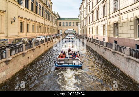 San Pietroburgo, Russia - 15 giugno 2015: Navi da crociera passeggeri che galleggiano sui canali del fiume Neva a San Pietroburgo, Russia Foto Stock