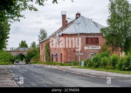 Antico Tannery abbandonato sulla strada principale di Haparanda, nel nord della Svezia. Hapranda è una piccola città al confine con la Finlandia. Foto Stock