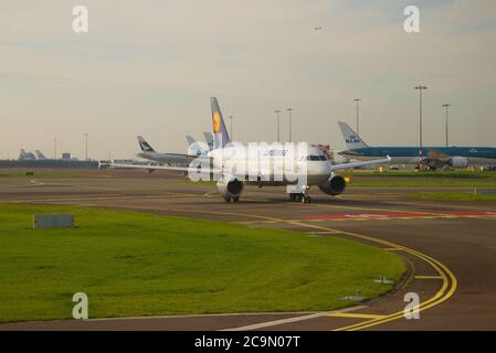 AMSTERDAM, PAESI BASSI - 17 SETTEMBRE 2017: L'Airbus A319-114 (D-AILN) della compagnia aerea Lufthansa per il tassamento all'aeroporto di Schiphol all'inizio di settembre mo Foto Stock