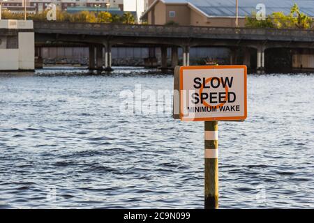 Segnale a bassa velocità sul fiume Hillsborough a Tampa. Florida, Stati Uniti Foto Stock