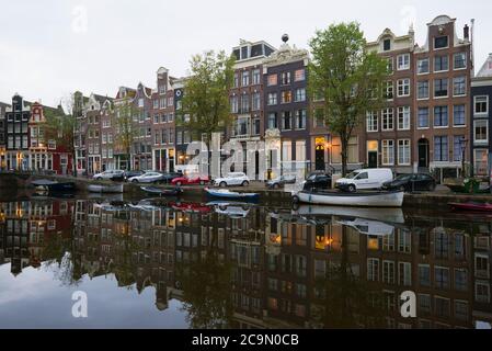 AMSTERDAM, PAESI BASSI - 30 SETTEMBRE 2017: Mattina nuvolosa del settembre sul canale della città Foto Stock