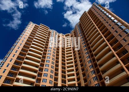 Facciata multistadio l'edificio si è rifacito con un mattone rosso, la vista dal basso. Foto Stock