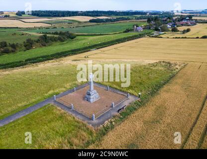 Croce di pietra di granito sulla collina di Branxton, Northumberland per commemorare i caduti alla battaglia di campo di Flodden il 9 settembre 1513. Foto Stock