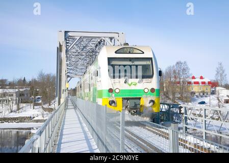 SAVONLINNA, FINLANDIA - 03 MARZO 2018: Treno passeggeri per pendolari su un ponte ferroviario da vicino Foto Stock