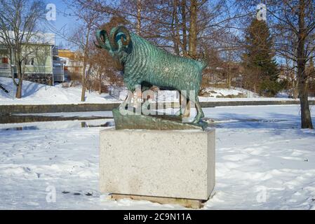 SAVONLINNA, Finlandia - 03 Marzo 2018: Monumento alla ram di nero che ha salvato la Olavinlinna fortezza su una soleggiata giornata di marzo Foto Stock