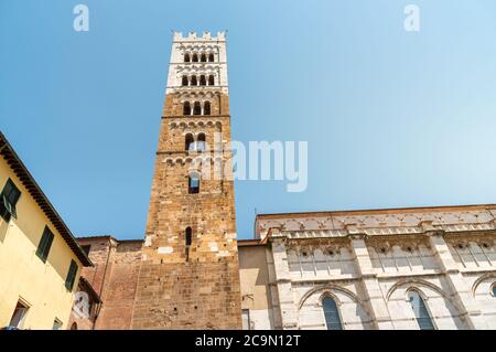 Facciata romanica e campanile della Cattedrale di San Martino a Lucca, Toscana, Italia Foto Stock