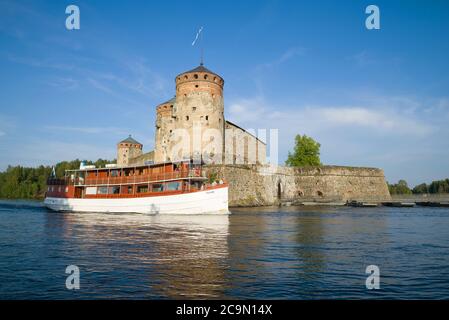 SAVONLINNA, FINLANDIA - 24 LUGLIO 2018: Imbarcazione da diporto alla fortezza di Olavinlinna la sera di luglio Foto Stock