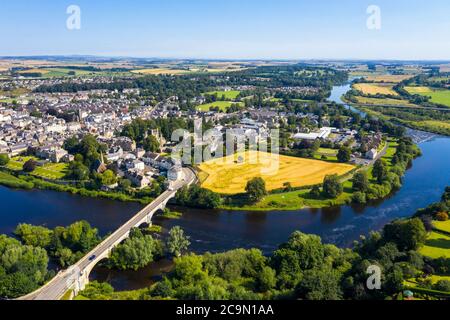 Vista aerea di Kelso e del fiume Tweed, Roxburghshire, Scottish Borders, Scozia. Foto Stock