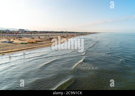 Vista sulla spiaggia di Marina di Pietrasanta con sabbia bianca, ombrelloni e sedie al mattino presto in Versilia, Toscana, Italia Foto Stock