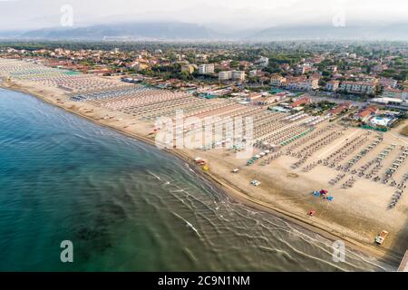 Veduta aerea della spiaggia di Marina di Pietrasanta al mattino presto in Versilia, Toscana, Italia Foto Stock