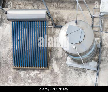 Impianto di riscaldamento ad acqua solare con collettore sul tetto. Energia verde per la vita quotidiana Foto Stock