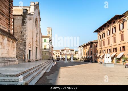 Pietrasanta, Toscana, Italia - 5 luglio 2019: Vista sulla piazza principale con il Duomo di Pietrasanta in Versilia, provincia di Lucca, Toscana, Italia Foto Stock