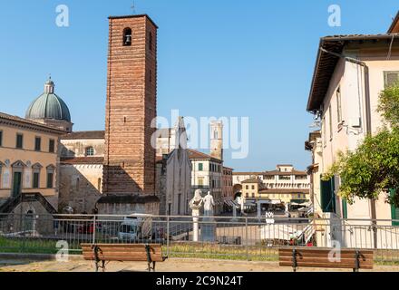 Pietrasanta, Toscana, Italia - 5 luglio 2019: Vista sulla piazza principale con il Duomo di Pietrasanta in Versilia, provincia di Lucca, Toscana, Italia Foto Stock