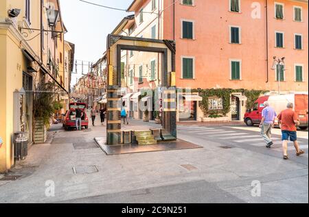 Pietrasanta, Toscana, Italia - 5 luglio 2019: Ingresso nella strada principale della provincia di Pietrasanta, Lucca, Toscana, Italia Foto Stock