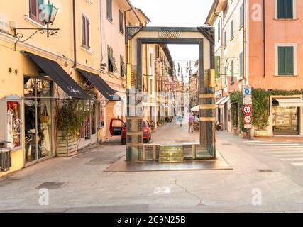 Pietrasanta, Toscana, Italia - 5 luglio 2019: Ingresso nella strada principale della provincia di Pietrasanta, Lucca, Toscana, Italia Foto Stock