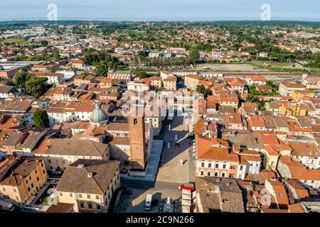 Veduta aerea della cittadina di Pietrasanta in Versilia Toscana settentrionale in provincia di Lucca, piazza principale con il Duomo di San Martino, Italia Foto Stock