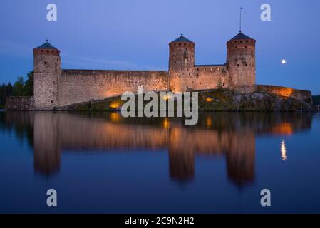 Antica fortezza di Olavinlinna da vicino in una notte di luglio. Savonlina, Finlandia Foto Stock