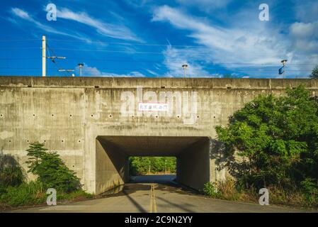 Stazione ferroviaria di Dongli a hualien, Taiwan. La traduzione del testo cinese è Dongli antica città porta occidentale. Foto Stock