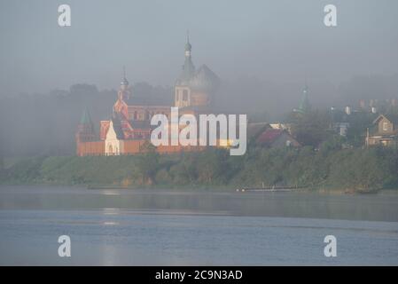 Staroladozhsky monastero di San Nicola nella nebbia in una mattina presto di giugno. Staraya Ladoga, Russia Foto Stock