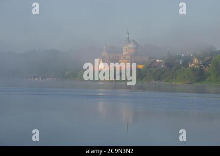 Paesaggio foggoso con il vecchio monastero Ladoga Nicholas nel mese di giugno mattina presto. Staraya Ladoga, Russia Foto Stock