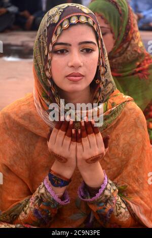 Lahore, Pakistan. 1 agosto 2020. Una donna offre la preghiera per celebrare il Festival di Eid al-Adha alla Moschea di Badshahi a Lahore, Pakistan, il 1 agosto 2020. Credit: Sajjad/Xinhua/Alamy Live News Foto Stock