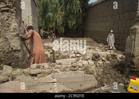 Jalalabad, Afghanistan. 1 agosto 2020. La popolazione locale lavora dopo un'inondazione di luce nel villaggio di Qalatak nel distretto di Kozkunar nella provincia di Nangarhar, Afghanistan, 1 agosto 2020. Almeno 16 persone, per la maggior parte bambini, sono stati uccisi come flash alluvione lavato via diverse case nel distretto di Kozkunar della provincia orientale di Nangarhar Afghanistan a fine Venerdì notte, portavoce del governo provinciale Attaullah Khogiani ha detto Sabato. Credit: Safi/Xinhua/Alamy Live News Foto Stock