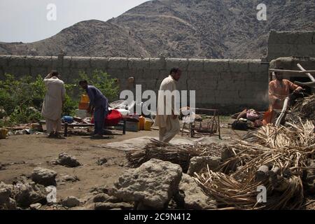 Jalalabad, Afghanistan. 1 agosto 2020. La popolazione locale lavora dopo un'inondazione di luce nel villaggio di Qalatak nel distretto di Kozkunar nella provincia di Nangarhar, Afghanistan, 1 agosto 2020. Almeno 16 persone, per la maggior parte bambini, sono stati uccisi come flash alluvione lavato via diverse case nel distretto di Kozkunar della provincia orientale di Nangarhar Afghanistan a fine Venerdì notte, portavoce del governo provinciale Attaullah Khogiani ha detto Sabato. Credit: Safi/Xinhua/Alamy Live News Foto Stock