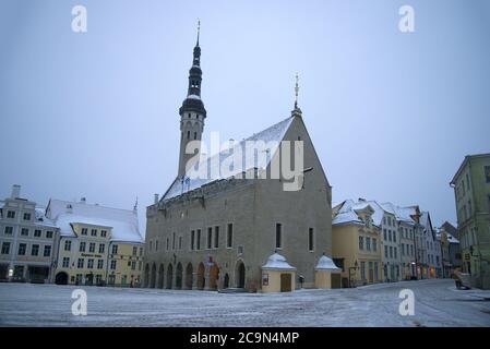 TALLINN, ESTONIA - 09 MARZO 2018: Vista del municipio medievale su una triste marzo mattina Foto Stock