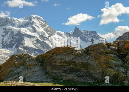 Zermatt, Svizzera - 19 luglio 2020: L'uomo fa escursioni vicino alla vetta del Gornergrat sopra Zermatt sulle alpi svizzere Foto Stock