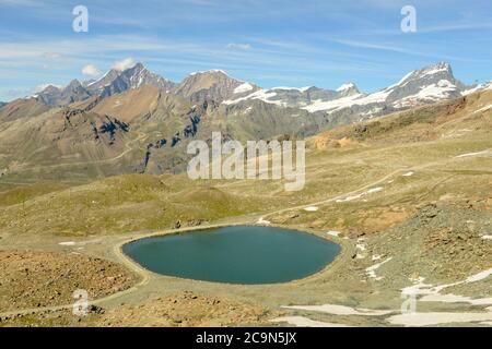 Lago vicino alla vetta del Gornergrat sopra Zermatt sulle alpi svizzere Foto Stock