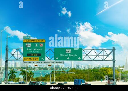 Traffico sulla strada rialzata di MacArthur in una giornata nuvolosa a Miami, USA Foto Stock