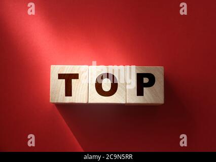 TOP Word su cubi di legno. Concetto di gestione leader di business. Foto Stock