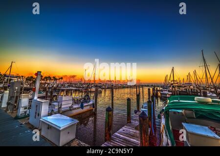Barche nel porto di Coconut Grove al tramonto. Miami, Stati Uniti Foto Stock