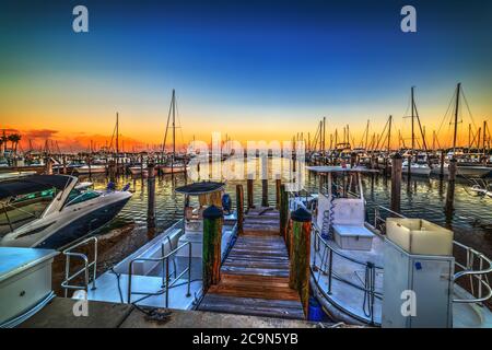 Barche nel porto di Coconut Grove al tramonto. Florida, Stati Uniti Foto Stock