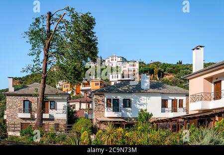 Residenze ad Afissos, un villaggio storico sulle pendici del Monte Pelio, in Grecia. I palazzi sono costruiti in pietra e legno e i tetti sono coperti Foto Stock