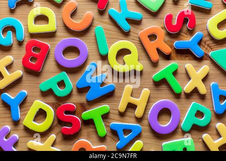 La scrittura di articoli. Dalla pila di lettere per creare il testo per la  stampa. Lettere di legno su un sfondo di legno. La vista dall'alto Foto  stock - Alamy