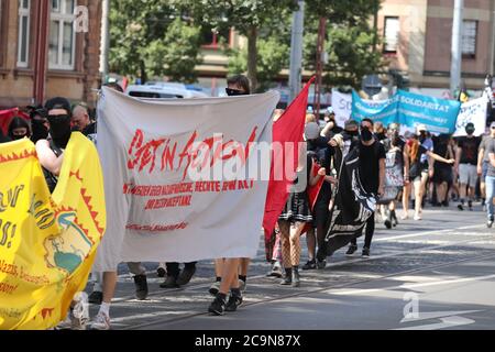 Erfurt, Germania. 01 agosto 2020. I partecipanti ad una dimostrazione con lo slogan 'organizza l'antifascista auto-protezione' corrono con bandiere e bandiere attraverso il centro della città. Il contesto degli eventi è un incidente nella notte dal 17. Al 18. Luglio. A quel tempo un gruppo di giovani è stato fisicamente aggredito e ferito davanti alla Cancelleria di Stato di Erfurt. Secondo le autorità investigative, alcuni aggressori hanno un background estremista di destra. Credit: Bodo Schackow/dpa-Zentralbild/dpa/Alamy Live News Foto Stock